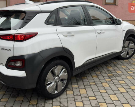 Белый Хендай Kona Electric, объемом двигателя 0 л и пробегом 124 тыс. км за 17494 $, фото 74 на Automoto.ua