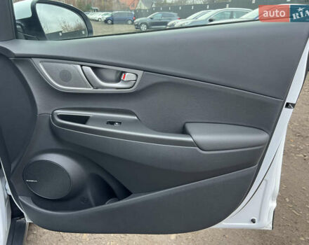 Белый Хендай Kona Electric, объемом двигателя 0 л и пробегом 111 тыс. км за 18570 $, фото 56 на Automoto.ua