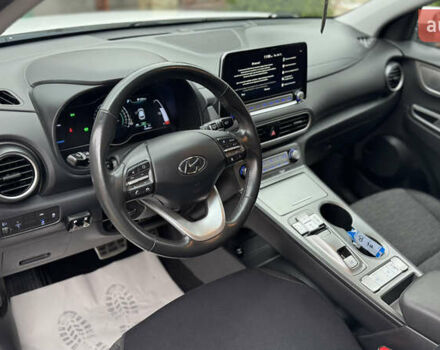 Белый Хендай Kona Electric, объемом двигателя 0 л и пробегом 124 тыс. км за 17494 $, фото 82 на Automoto.ua