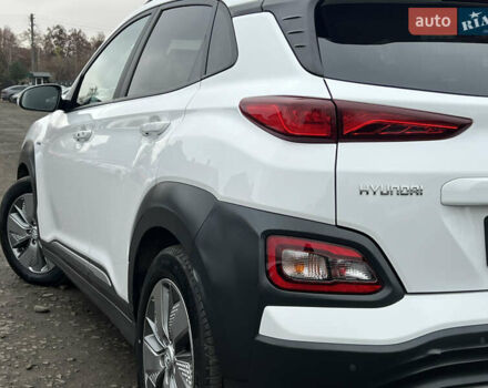 Белый Хендай Kona Electric, объемом двигателя 0 л и пробегом 111 тыс. км за 18570 $, фото 11 на Automoto.ua