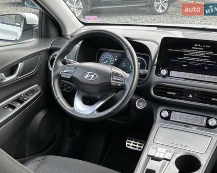 Белый Хендай Kona Electric, объемом двигателя 0 л и пробегом 103 тыс. км за 19450 $, фото 24 на Automoto.ua