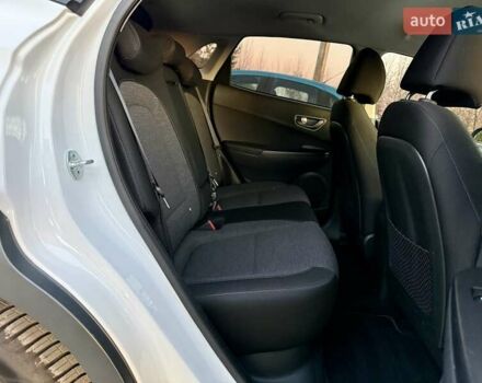 Белый Хендай Kona Electric, объемом двигателя 0 л и пробегом 78 тыс. км за 17250 $, фото 81 на Automoto.ua