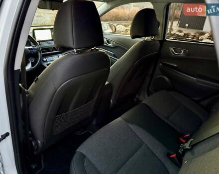 Белый Хендай Kona Electric, объемом двигателя 0 л и пробегом 78 тыс. км за 17250 $, фото 90 на Automoto.ua