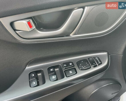 Белый Хендай Kona Electric, объемом двигателя 0 л и пробегом 117 тыс. км за 16500 $, фото 23 на Automoto.ua