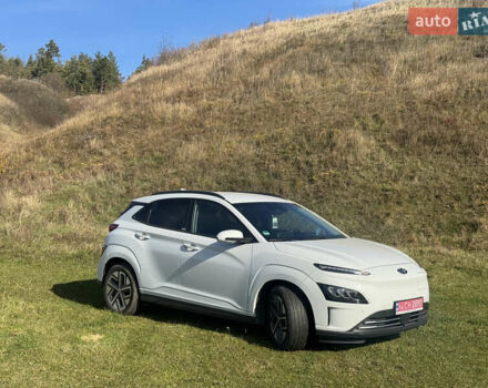 Белый Хендай Kona Electric, объемом двигателя 0 л и пробегом 101 тыс. км за 19800 $, фото 5 на Automoto.ua