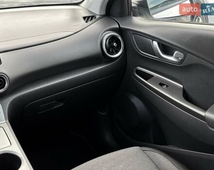 Белый Хендай Kona Electric, объемом двигателя 0 л и пробегом 103 тыс. км за 19450 $, фото 18 на Automoto.ua