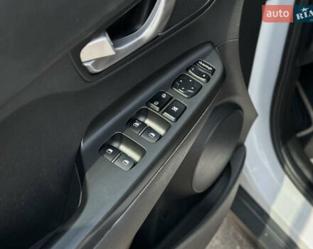 Білий Хендай Kona Electric, об'ємом двигуна 0 л та пробігом 93 тис. км за 18900 $, фото 28 на Automoto.ua