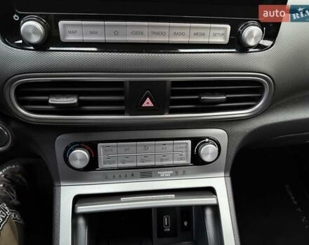 Белый Хендай Kona Electric, объемом двигателя 0 л и пробегом 92 тыс. км за 17950 $, фото 80 на Automoto.ua