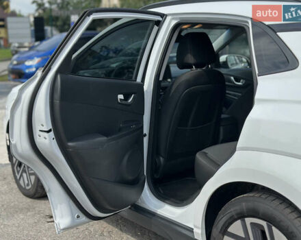 Білий Хендай Kona Electric, об'ємом двигуна 0 л та пробігом 93 тис. км за 18900 $, фото 51 на Automoto.ua