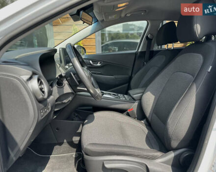 Білий Хендай Kona Electric, об'ємом двигуна 0 л та пробігом 93 тис. км за 18900 $, фото 30 на Automoto.ua