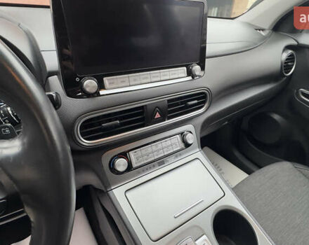 Белый Хендай Kona Electric, объемом двигателя 0 л и пробегом 124 тыс. км за 17494 $, фото 35 на Automoto.ua