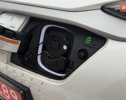 Белый Хендай Kona Electric, объемом двигателя 0 л и пробегом 124 тыс. км за 17494 $, фото 17 на Automoto.ua
