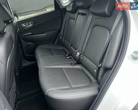 Белый Хендай Kona Electric, объемом двигателя 0 л и пробегом 111 тыс. км за 18570 $, фото 35 на Automoto.ua