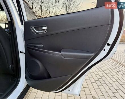 Белый Хендай Kona Electric, объемом двигателя 0 л и пробегом 78 тыс. км за 17250 $, фото 78 на Automoto.ua