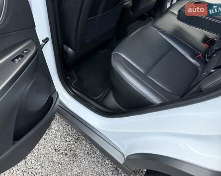 Белый Хендай Kona Electric, объемом двигателя 0 л и пробегом 92 тыс. км за 17950 $, фото 60 на Automoto.ua