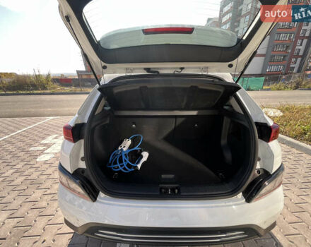 Белый Хендай Kona Electric, объемом двигателя 0 л и пробегом 51 тыс. км за 16999 $, фото 10 на Automoto.ua