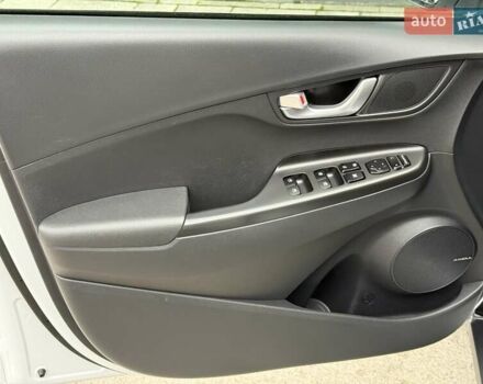 Белый Хендай Kona Electric, объемом двигателя 0 л и пробегом 64 тыс. км за 21499 $, фото 40 на Automoto.ua