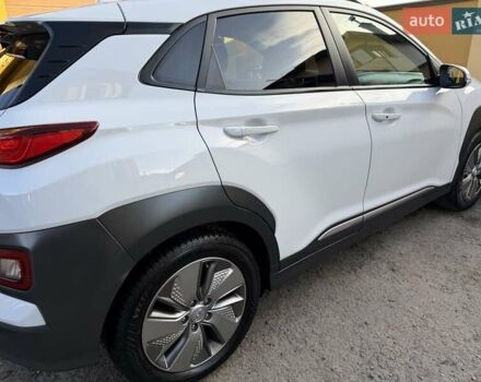Білий Хендай Kona Electric, об'ємом двигуна 0 л та пробігом 64 тис. км за 16950 $, фото 42 на Automoto.ua