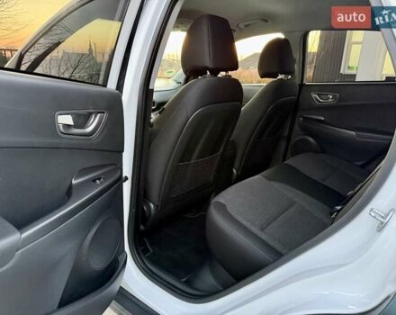 Белый Хендай Kona Electric, объемом двигателя 0 л и пробегом 78 тыс. км за 17250 $, фото 87 на Automoto.ua