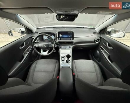 Белый Хендай Kona Electric, объемом двигателя 0 л и пробегом 64 тыс. км за 21499 $, фото 38 на Automoto.ua