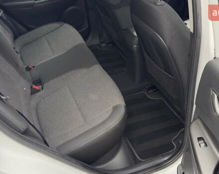 Белый Хендай Kona Electric, объемом двигателя 0 л и пробегом 124 тыс. км за 17494 $, фото 54 на Automoto.ua