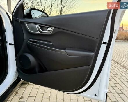 Белый Хендай Kona Electric, объемом двигателя 0 л и пробегом 78 тыс. км за 17250 $, фото 66 на Automoto.ua