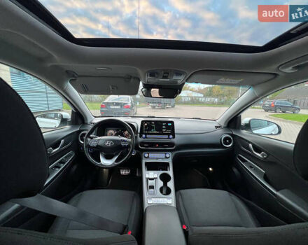 Белый Хендай Kona Electric, объемом двигателя 0 л и пробегом 120 тыс. км за 19850 $, фото 12 на Automoto.ua