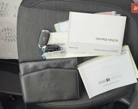 Белый Хендай Kona Electric, объемом двигателя 0 л и пробегом 124 тыс. км за 17494 $, фото 47 на Automoto.ua