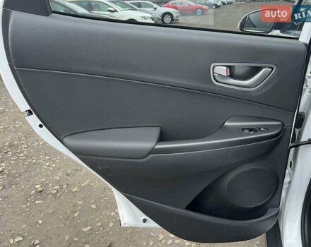 Белый Хендай Kona Electric, объемом двигателя 0 л и пробегом 111 тыс. км за 18570 $, фото 38 на Automoto.ua