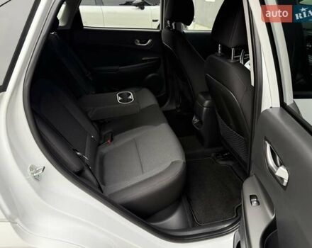 Белый Хендай Kona Electric, объемом двигателя 0 л и пробегом 64 тыс. км за 21499 $, фото 70 на Automoto.ua