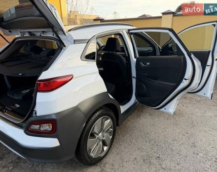 Білий Хендай Kona Electric, об'ємом двигуна 0 л та пробігом 64 тис. км за 16950 $, фото 69 на Automoto.ua