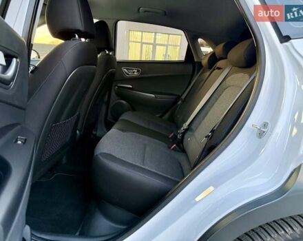 Белый Хендай Kona Electric, объемом двигателя 0 л и пробегом 78 тыс. км за 17250 $, фото 88 на Automoto.ua