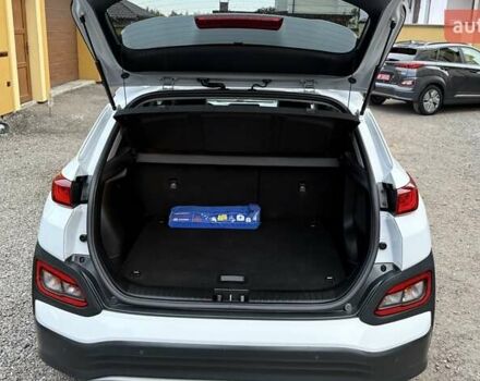 Белый Хендай Kona Electric, объемом двигателя 0 л и пробегом 92 тыс. км за 17950 $, фото 101 на Automoto.ua