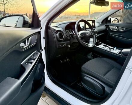 Белый Хендай Kona Electric, объемом двигателя 0 л и пробегом 78 тыс. км за 17250 $, фото 41 на Automoto.ua
