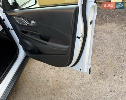 Білий Хендай Kona Electric, об'ємом двигуна 0 л та пробігом 64 тис. км за 16950 $, фото 74 на Automoto.ua