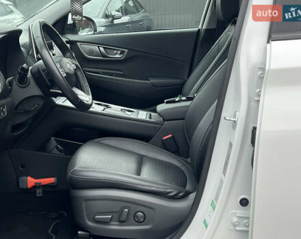 Белый Хендай Kona Electric, объемом двигателя 0 л и пробегом 111 тыс. км за 18570 $, фото 29 на Automoto.ua