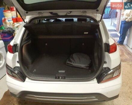 Белый Хендай Kona Electric, объемом двигателя 0 л и пробегом 64 тыс. км за 21499 $, фото 109 на Automoto.ua