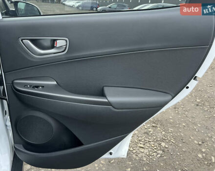 Белый Хендай Kona Electric, объемом двигателя 0 л и пробегом 111 тыс. км за 18570 $, фото 48 на Automoto.ua