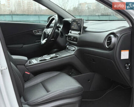 Белый Хендай Kona Electric, объемом двигателя 0 л и пробегом 98 тыс. км за 18999 $, фото 25 на Automoto.ua