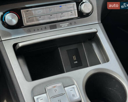 Білий Хендай Kona Electric, об'ємом двигуна 0 л та пробігом 93 тис. км за 18900 $, фото 47 на Automoto.ua