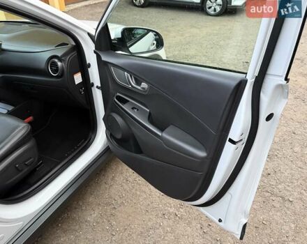 Белый Хендай Kona Electric, объемом двигателя 0 л и пробегом 92 тыс. км за 17950 $, фото 67 на Automoto.ua