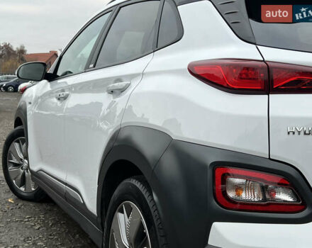 Білий Хендай Kona Electric, об'ємом двигуна 0 л та пробігом 70 тис. км за 19828 $, фото 11 на Automoto.ua