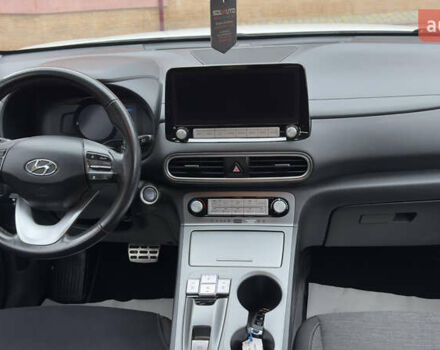 Белый Хендай Kona Electric, объемом двигателя 0 л и пробегом 124 тыс. км за 17494 $, фото 55 на Automoto.ua