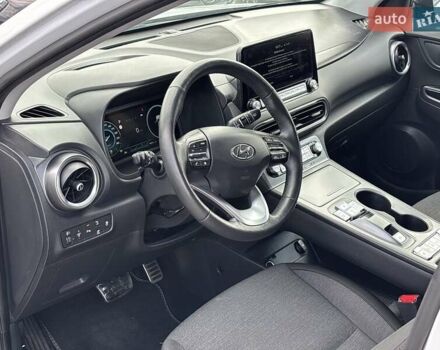 Белый Хендай Kona Electric, объемом двигателя 0 л и пробегом 103 тыс. км за 19450 $, фото 33 на Automoto.ua
