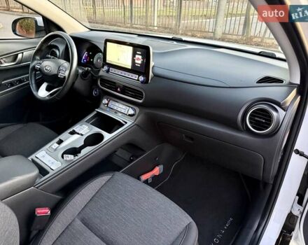 Белый Хендай Kona Electric, объемом двигателя 0 л и пробегом 78 тыс. км за 17250 $, фото 73 на Automoto.ua