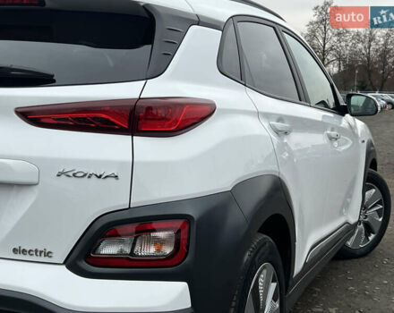 Белый Хендай Kona Electric, объемом двигателя 0 л и пробегом 111 тыс. км за 18570 $, фото 12 на Automoto.ua