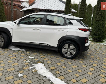 Белый Хендай Kona Electric, объемом двигателя 0 л и пробегом 124 тыс. км за 17494 $, фото 72 на Automoto.ua