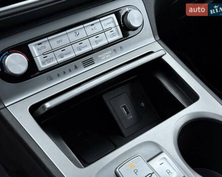 Белый Хендай Kona Electric, объемом двигателя 0 л и пробегом 98 тыс. км за 18999 $, фото 22 на Automoto.ua