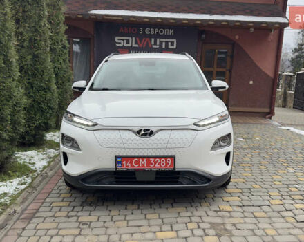 Белый Хендай Kona Electric, объемом двигателя 0 л и пробегом 124 тыс. км за 17494 $, фото 2 на Automoto.ua