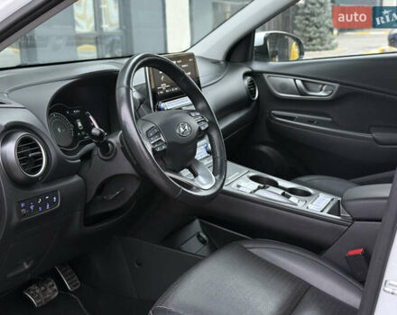 Белый Хендай Kona Electric, объемом двигателя 0 л и пробегом 98 тыс. км за 18999 $, фото 16 на Automoto.ua